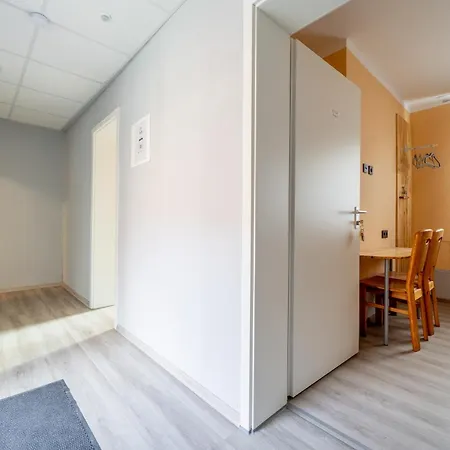 Kompaktes Studiozimmer Mit Pantrykueche Und Fussbodenheizung In Der Naehe Der Messe Dusche Und Wc Werden Gemeinschaftlich Genutzt Apartment Hannover