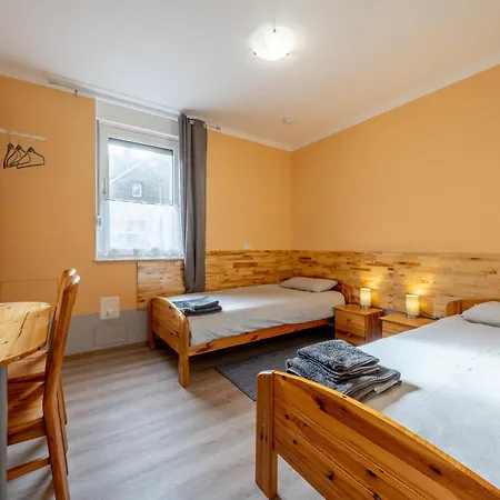 Appartement Kompaktes Studiozimmer Mit Pantrykueche Und Fussbodenheizung In Der Naehe Der Messe Dusche Und Wc Werden Gemeinschaftlich Genutzt *