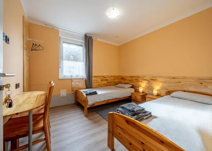 Daire Kompaktes Studiozimmer Mit Pantrykueche Und Fussbodenheizung In Der Naehe Der Messe Dusche Und Wc Werden Gemeinschaftlich Genutzt *